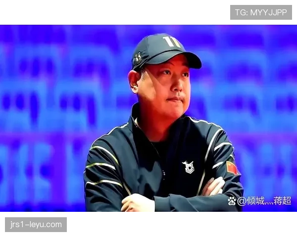 刷到刘国梁深夜吃泡面，桌子旁却搁着名表和私人菜单