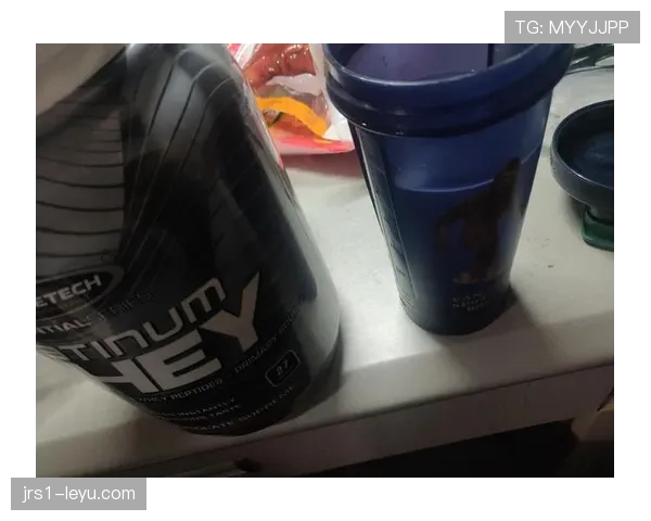 皮斯托瑞斯家的冰箱里，放着没拆封的蛋白粉和半瓶香槟